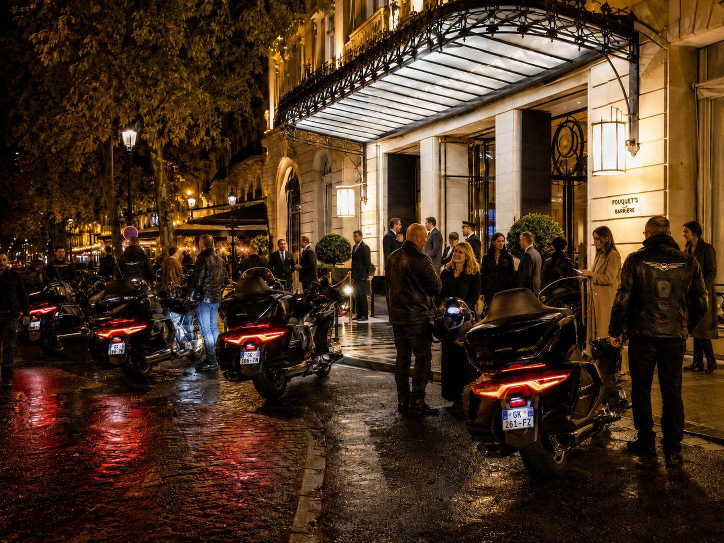 Groupe de clients et flotte de Honda Goldwing devant un établissement parisien pour un City Tour premium de nuit à Paris